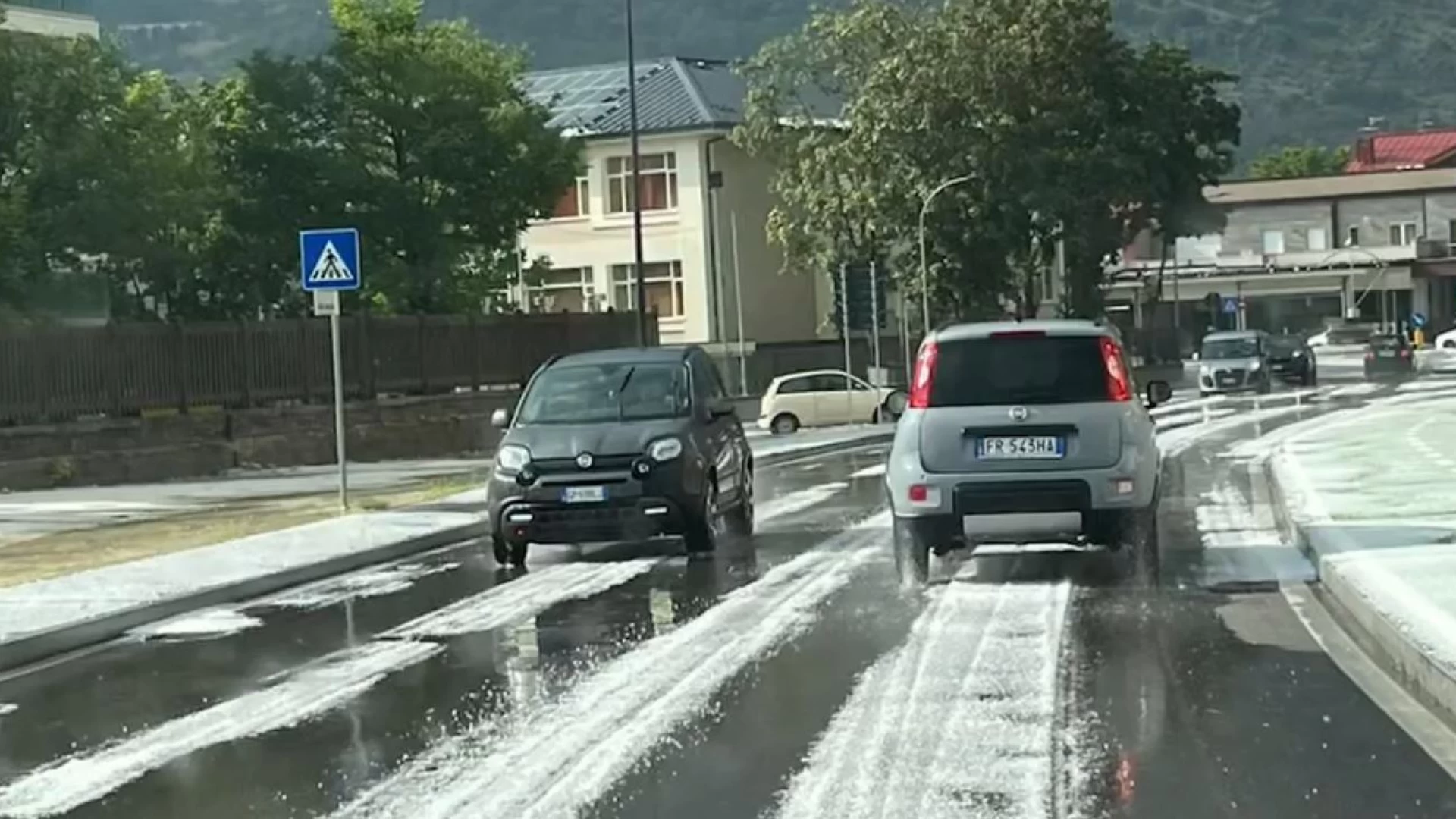 Castel Di Sangro: bomba d’acqua si scaglia sulla città nel pomeriggio. La grandine imbianca le strade. GUARDA IL VIDEO